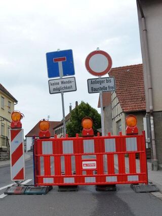 Für die Fahrbahndeckensanierung ist eine Vollsperrung erforderlich.