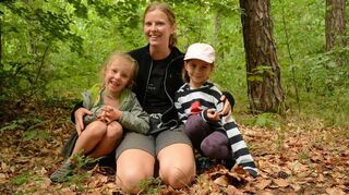 Am Fundort: Die Waldkindergartenkinder Ida Schirmacher (links) und Liz Marschka gemeinsam mit ihrer Erzieherin Franka Gruner.