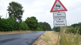 Von Gerichtstetten aus hat die L514 bereits einen neuen Fahrbahnbelag. Die Markierung fehlt noch.