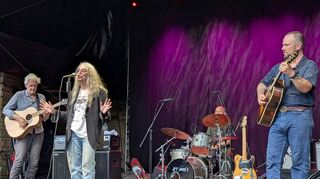 Patti Smith und ihre Band spielten vor 3000 Zuhörern und Zuhörerinnen auf der Freilichtbühne Killesberg in Stuttgart.