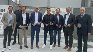 Vertreter der Baufirma Hollerbach, des Unternehmens Polifilm und die Bürgermeister und Stellvertreter von Adelsheim, Osterburken, Ravenstein, Rosenberg und Seckach freuen sich über den Bau der neuen Produktionshalle.