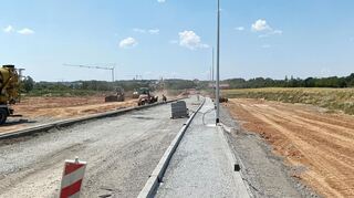 Rechts und links der neuen Industrieparkstraße im Verbandsindustriepark „VIP III“ entstehen über 100.000 Quadratmeter Gewerbefläche.