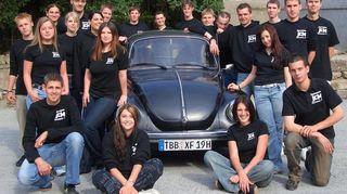 Der erste Ausschuss des Jugendclubs im Gründungsjahr: Das Foto entstand 2002 nach dem Einzug in den frisch renovierten Clubraum im Haus der Vereine.