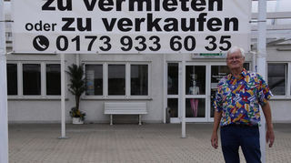 Kfz-Meister Reinhold Herrmann vor seinem Autohaus in Schwabhausen.