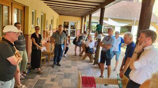 Beim „Rathaus vor Ort“ tauschten sich OB Markus Herrera Torrez (rechts) und die Verwaltungsspitze mit dem Stadtteilbeirat, der Kindergartenleitung und dem Elternbeirat unter anderem über die Situation des Kindergartens „Kinderfreude“ aus.