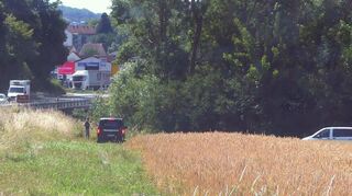 Im Bereich der Tauberbrücke am Kreisel in Richtung Edelfingen ist am Freitagmorgen der Leichnam des Vermissten gefunden worden.