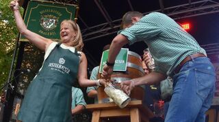 Mit einem kräftigen Schlag stach Bürgermeisterin Anette Schmidt das Fass an und eröffnete damit das 49. Altstadtfest.
