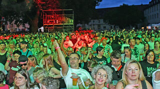 Stundenlang gemeinsam Party feiern: Bei „90er Live!“ lief das Hit-Reel auf Hochtouren. Mitsingen und -tanzen war angeagt.