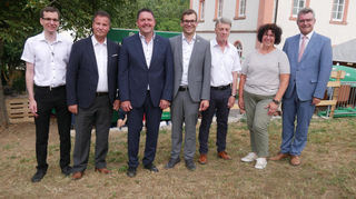Pfarrer Chritian Wolff (von links), Minister Peter Hauk, Andreas Schäfer, Bürgermeister Christian Hauk, Helmut Hartmann, Helga Frisch und Landrat Dr. Achim Brötel beim Festakt zum Jubiläum.