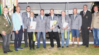 Auf dem Bild die anwesenden geehrten Vereinsmitglieder, zusammen mit Kreisober Frieder Bauer, Sportkreisvorsitzender Volker Silberzahn (beide links), 1. WSV Vizepräsident Klaus Kock, OB- Vertreter Andreas Lehr (beide rechts).