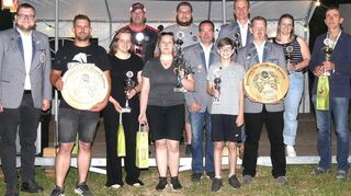 Im Rahmen des Festabends fanden die Siegerehrungen der einzelnen Jubiläumsschießen statt. Links SV-Vorsitzender Sebastian Hayn und die jeweiligen erst- bis drittplatzierten Teilnehmer und Teilnehmerinnen.