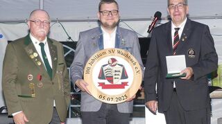 WSV Scheibe: der 1. WSV-Vizepräsident Klaus Koch überreichte die neu geschaffene Verbandsehrenscheibe des Landesverbandes an den Vorsitzenden des Jubelvereins, Sebastian Hayn. Mit auf dem Bild Kreisober Frieder Bauer, der die Grüße des SK Mergentheim überbrachte.