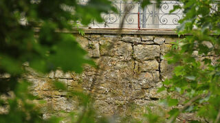 17 Meter Stadtmauer verstecken sich hinter viel Grün zwischen Würzburger Straße und Türkengasse.