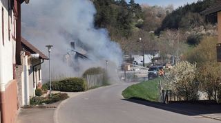 Ein Bild des damaligen Polizeieinsatzes gegen Ingo K. in Boxberg-Bobstadt. In seinem Umfeld kommt es nun zu einem weiteren Prozess, der am Dienstag einen großen Polizeieinsatz erforderlich machte.