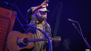 Vor Stuttgart gastierte der kanadisch-amerikanische Singer-Songwriter Neil Young an Kultstätten wie Glastonbury oder auf dem Montreux Jazz Festivals (Bild) auf.