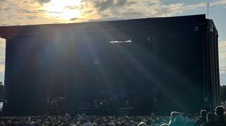 Die Abendsonne über der Bühne von Neil Young & The Chrome Hearts in Stuttgart.