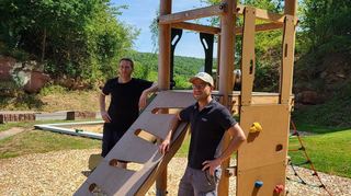 Der neue Spielplatz am Eingang ist nur eine der zahlreichen Investitionen, mit denen der TSV sein Sportgelände in den letzten Monaten aufgemöbelt hat. Die Vorstände Manuel Mach (links) und Dominik Oberdorf freuen sich auf die Gäste.
