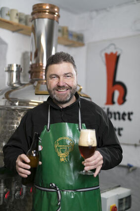 Martin Herrmann, Ortsvorsteher in Hirschlanden, freut sich über den Erfolg von „Hirschbräu“ - einer ehrenamtlichen Initiative, die eine Marke kreierte.