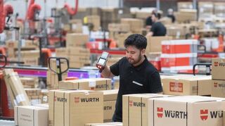 Ein Mitarbeiter des Handelskonzerns Würth steht im Zentralen Außenlager an einem Transportband. Würth stellt aktuell seine Halbjahresbilanz vor-