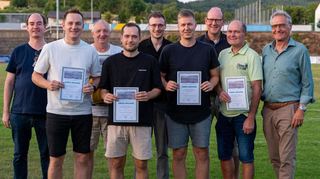 Zahlreiche Ehrungen für verdiente Mitglieder standen bei der Generalversammlung des SV Königshofen auf der Tagesordnung. Von links nach rechts: Bürgermeister Dr. Lukas Braun, Philipp Vogel, Peter Haberkorn, Niklas Michelbach, Marcel Holler, Jan Wolf, Andreas Sack, Gerhard Hönig und SV-Vorstand Herbert Bieber.