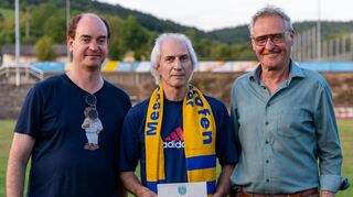 Für seine langjährigen Verdienste beim SV Königshofen wurde Bernhard Geisler zum Ehrenmitglied ernannt. Mit ihm freuen sich Bürgermeister Dr. Lukas Braun (links) und SV-Vorsitzender Herbert Bieber (rechts).
