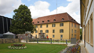 Das Revier ist im Schloss 6 untergebracht. Das Finanzamt daneben (rechts) wurde vor kurzem erst saniert.