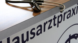 Von der Schließung der Hausarztpraxis Dr. Peter Nowak im MVZ Tauberbischofsheim sind zwischen 500 und 600 Patientinnen und Patienten betroffen. Einen neuen Hausarzt zu finden ist schwer, denn die allermeisten nehmen keine neuen Patienten mehr an.