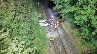 Ein Auto mit mehreren Personen an Bord verunglückte am Freitagabend in Bad Mergentheim und geriet auf die Tauberbahnstrecke, diese wurde umgehend gesperrt.