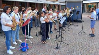 Bläser spielen auf dem Wertheimer Marktplatz: kein Flashmob, sondern das Sommerkonzert der Bläserklassen der Musikschule.