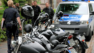 In einer großangelegten Aktion sind Polizei und Staatsanwaltschaft gegen den Drogenhandel in der Rockerszene vorgegangen. In Weilbach im Landkreis Miltenberg und im Raum Wertheim im Main-Tauber-Kreis wurden mehrere Objekte durchsucht. Zwei Tatverdächtige wurden festgenommen. An dem Polizeieinsatz Ende Juni war auch ein Spezialeinsatzkommando beteiligt. (Symbolbild)