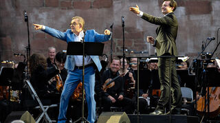 Kennt sich mit Jacques Brel so gut wie niemand sonst aus: Dominique Horwitz bei den Heidelberger Schlossfestspielen.