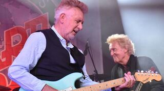 Gitarrist Mick Rogers und Sänger Robert Hart von der „Manfred Mann's Earthband“ haben Spaß beim Auftritt in Wertheim. 90 Minuten lang serviert die Band ihre großen Hits.