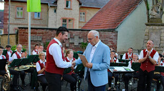 Bertold Uihlein wurde für 25 Jahre in der Musikkapelle Distelhausen vom Blasmusikverband geehrt – hier bei der Urkundenübergabe durch Valentin Kimmel vom Blasmusikverband Tauber-Odenwald-Bauland