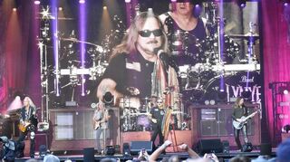 „Lynyrd Skynyrd“ lieferten am Samstag einen mitreißenden Auftritt bei „Live im Schloss“ in Bad Mergentheim. Über 5000 Leute genossen den Abend mit vielen Klassikern und Gänsehautmomenten