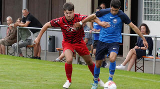 Die SV Viktoria (in Blau) bekam nach der 1:2-Auftaktniederlage gegen den FC Eichel noch die Kurve und hat das Weiterkommen nun in der eigenen Hand.