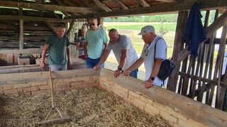 Dinkelgedanken an der Grünkerndarre: Jürgen Stätzler (links) gab gerne sein Wissen an die Besucher des Grünkernfests in Gottersdorf weiter.