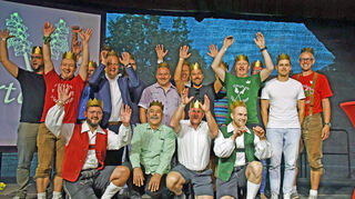 Die „Winzerkönige" von Niederstetten. Seit 1990 wird das symbolische Amt von den dienstältesten Tänzern der beiden Farbgruppen übernommen. Bei der Jubiläumsfeier wurden sie vor Publikum gekrönt.