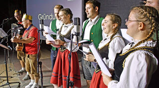 Der Tanz hat seit vielen Jahren ein eigenes „Winzerlied“, das immer wieder aktualisiert wird. Im Bild die Musikanten Roland Dietz und Markus Martin mit dem Jubiäums-Winzerchor.