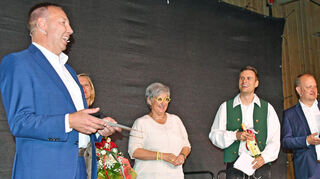 Mit der Bürgermedaille der Stadt Niederstetten wurde Arnd Wollinger, links, ausgezeichnet. Mit im Bild (von links) seine Ehefrau Marion, Bürgermeisterin Heike Naber, Tanz-Leiter Christian Menikheim sowie Alt-Winzer und Stadtrat Ulrich Roth.