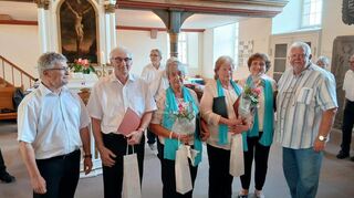Drei Sängerinnen und Sänger wurden im Rahmen des Konzerts in Edelfingen für zusammen 140 Jahre Mitgliedschaft im Chor Liederkranz Althausen geehrt. Das Bild zeigt von links: Peter Ruppert (Chorleiter), Helmut Sonntag (40 Jahre), Franziska Hopf (50 Jahre), Gisela Teifel (50 Jahre), Karin Stephan (Vorsitzende Edelfingen) und Günter Krieger (stellvertretender Vorsitzender des Chorverbands Hohenlohe).