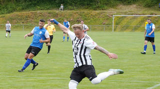 Packende Spiele werden bei den Wertheimer Fußball-Stadtmeisterschaften auf dem Gelände des TV Kembach geboten. Vorzeitig Schluss war jedoch bereits für die Gastgeber Kickers DHK Wertheim (in Blau), auch wenn sie gegen den Landesligisten SV Nassig (in Weiß-Schwarz) lange gut mithielten.