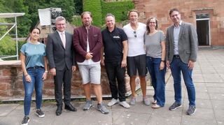 Sie hoffen auf trockenes Wetter und eine erfolgreiche Spielzeit der Schlossfestspiele Zwingenberg: Geschäftsführerin Ilka Zwieb (von links), Landrat Dr. Achim Brötel, „Titanic“-Regisseur Patrick Stanke, Intendant Rainer Roos, Hauptdarsteller Bernhard Bettermann sowie die Geschäftsführer Heike Brock und Jan Egenberger.
