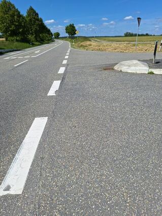 Die Fahrbahn der Kreisstraße 2877 wird auf dem Gebiet der Stadt Boxberg auf einer Länge von 3,8 Kilometern erneuert.