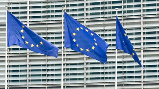 Fahnen der Europäischen Union wehen vor dem Gebäude der EU-Kommission in Brüssel.