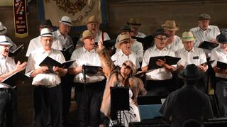 „Frauen regier’n die Welt“ stellte der Gesangverein Elpersheim bei seiner 10. Sommerserenade fest.