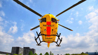 Der Landeplatz für den Rettungshubschrauber ist verlegt worden. Aktuell kann die Übergabe der Patienten aufgrund einer Baustelle nicht direkt am Caritas-Krankenhaus stattfinden, sondern muss am Sportplatz Neunkirchen in einen Rettungswagen erfolgen.