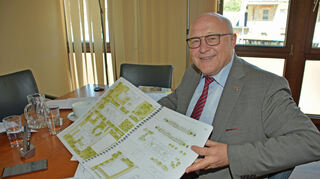 OB Udo Glatthaar freut sich über die prämierten Vorschläge zum neuen Fachraumzentrum.