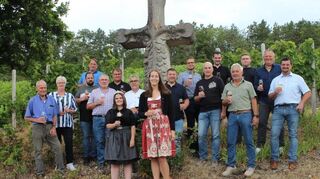 Das Organisationsteam der Schüpfer Weintage unter Ortsvorsteher Stefan Graf (rechts) gemeinsam mit der scheidenden Weinkönigin Anna-Lena Graf (vorne links) und der neuen Weinkönigin ab 2025 Annalena Schindler, die am Weinfest in ihr Amt eingeführt wird.