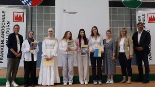 Fünf Schülerinnen des Berufskollegs erhielten bei der Abschlussfeier an der Frankenlandschule eine Belobigung oder einen Preis.