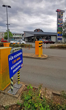 Blick auf den Aldi-Markt und den Mall-Parkplatz.